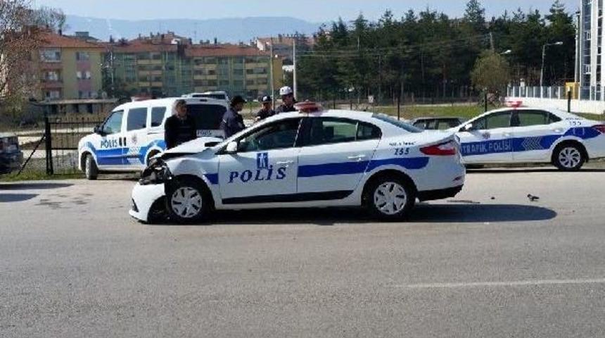 Polis Aracı Ile Kamyonet &Ccedil;arpıştı: 2 Yaralı