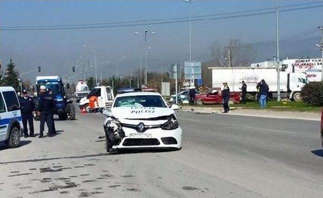 Polis Aracı Ile Kamyonet Çarpıştı: 2 Yaralı 1