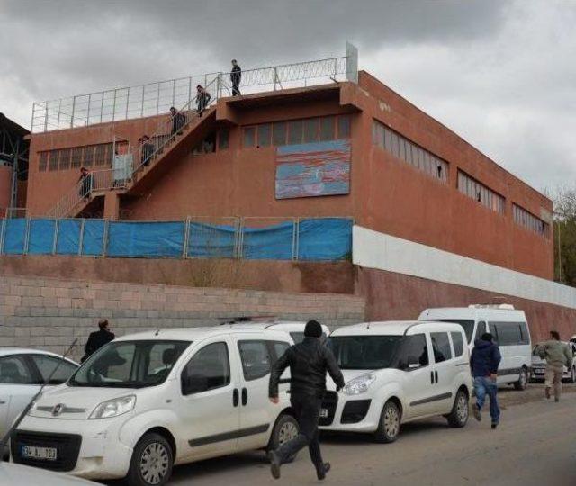 Diyarbakır'da Cinayet Zanlısını Vermek Istemeyen Yakınları Polisle Çatıştı: 2'si Polis 3 Yaralı