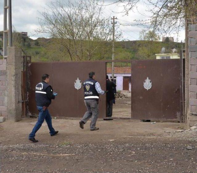 Diyarbakır'da Cinayet Zanlısını Vermek Istemeyen Yakınları Polisle Çatıştı: 2'si Polis 3 Yaralı