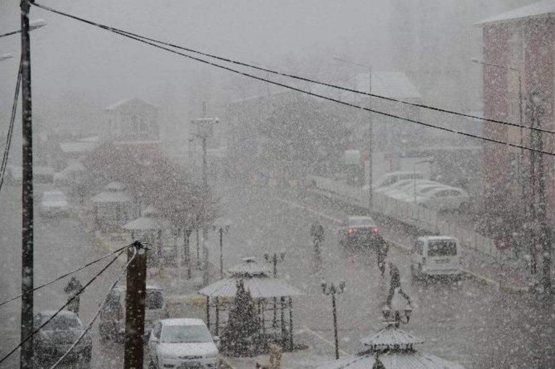 Muradiye&rsquo;de Nisan Karı