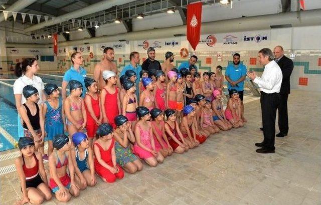 Beyoğlu Belediyesi&rsquo;nden 5 Bin &Ouml;ğrenciye &Uuml;cretsiz Y&uuml;zme Eğitimi 1