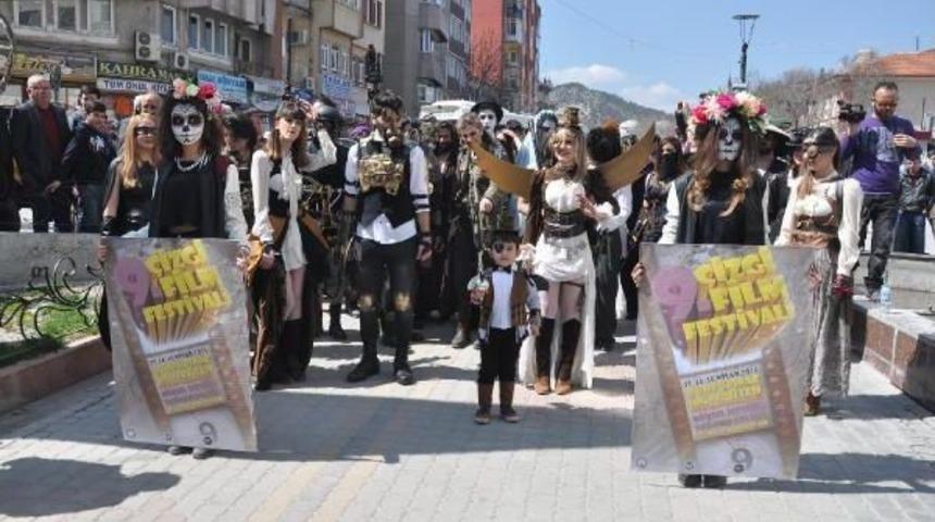 K&uuml;tahya'da &Uuml;niversiteliler &Ccedil;izgi Film Karakterlerini Canlandıran Kost&uuml;mlerle Y&uuml;r&uuml;d&uuml;