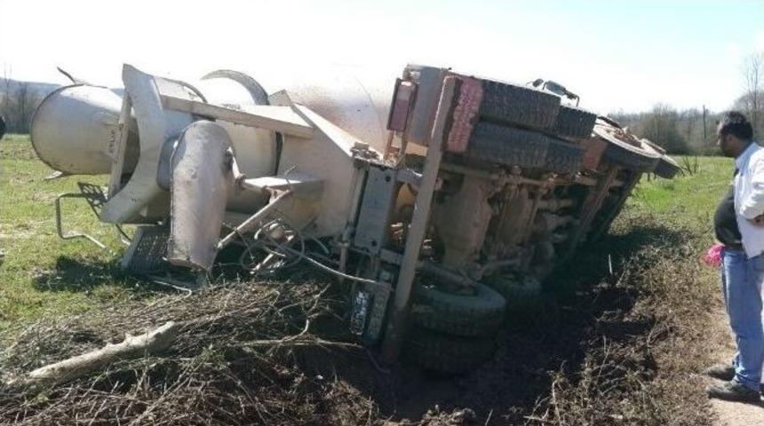 Trakt&ouml;r Beton Mikseri İle &Ccedil;arpıştı: 1 Yaralı