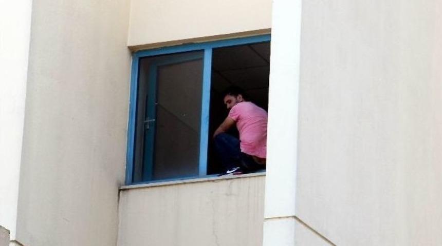 Kız Arkadaşı Hasreti Hastane Penceresine &Ccedil;ıkardı