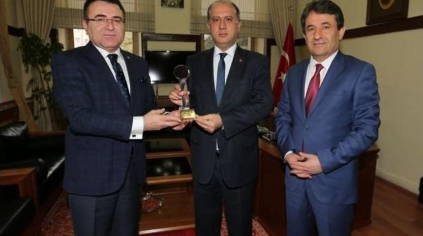 Vali &Ccedil;omaktekin &lsquo;en Başarılı Vali&rsquo; Se&ccedil;ildi