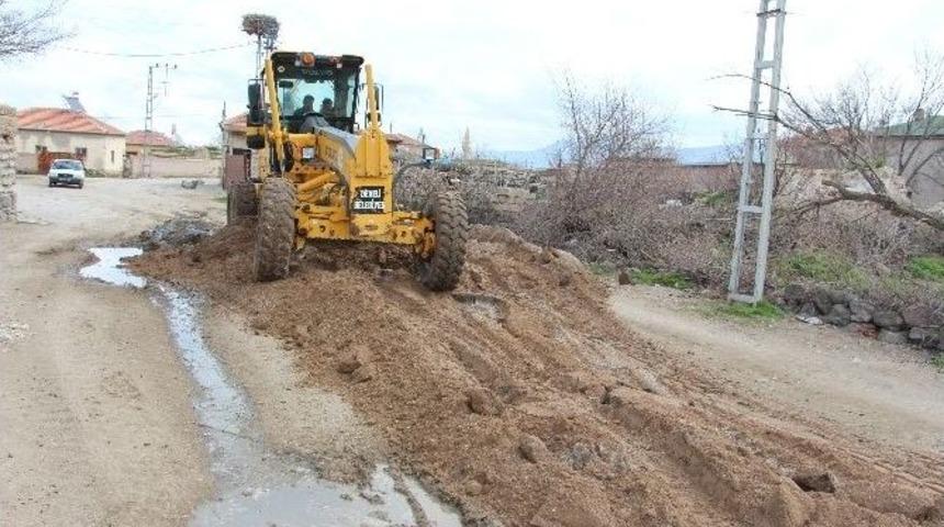 Karacaviran Mahallesinde Yol &Ccedil;alışması