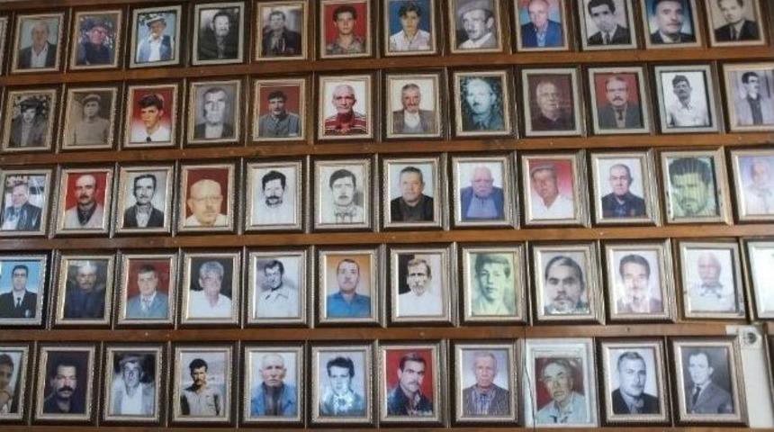 Kahvehanenin Duvarlarını &Ouml;len İnsanların Fotoğrafları S&uuml;sl&uuml;yor