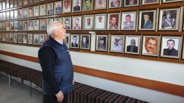 Kahvehanenin Duvarlarını &Ouml;len İnsanların Fotoğrafları S&uuml;sl&uuml;yor 1