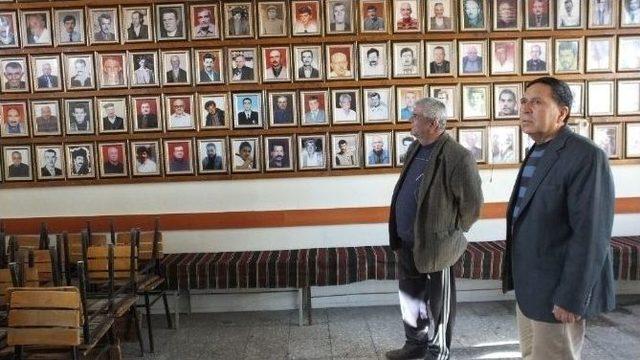 Kahvehanenin Duvarlarını &Ouml;len İnsanların Fotoğrafları S&uuml;sl&uuml;yor 2