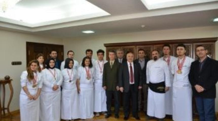 Aş&ccedil;ılık Takımı Rekt&ouml;r Prof. Dr. G&ouml;n&uuml;ll&uuml;&rsquo;y&uuml; Ziyaret Etti