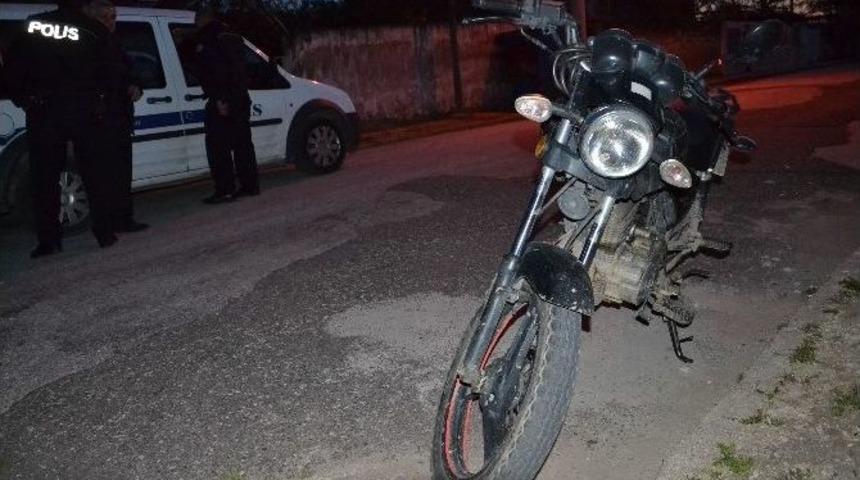 Şişlenen 17 Yaşındaki Gen&ccedil; Ağır Yaralandı