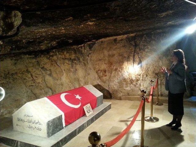 T&uuml;rkiye İş D&uuml;nyasının Başkanı &Uuml;rd&uuml;n&rsquo;de Bulunan Salt T&uuml;rk Şehitliğini Ziyaret Edip &Ccedil;elenk Koydu 1