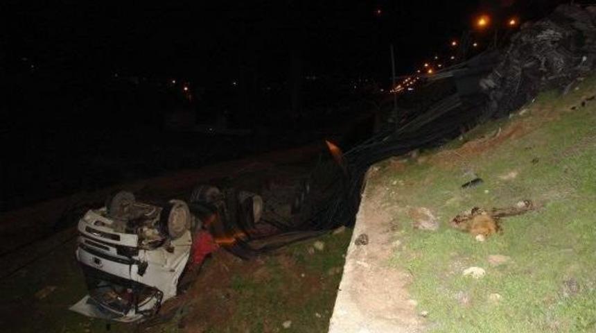 G&ouml;lbaşı&rsquo;Nda Devrilen Tır'ın S&uuml;r&uuml;c&uuml;s&uuml; Yaralandı