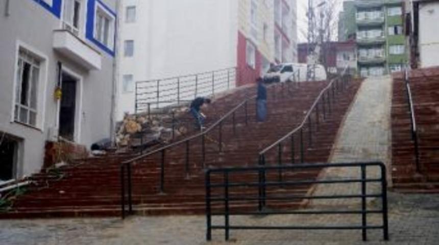 Dik Yokuşlu Merdivenlere Demir Korkuluklar