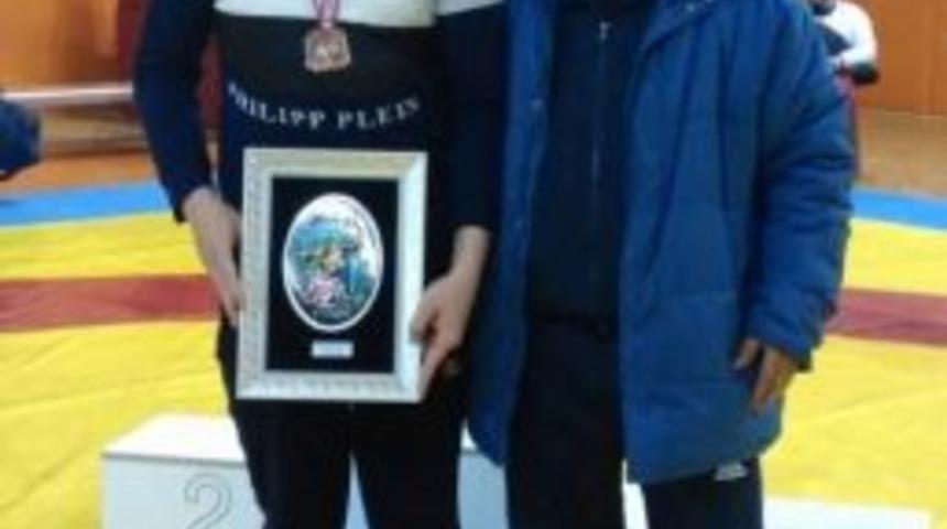 Belediye Başkanı &Ouml;zaltun&rsquo;un Milli Takıma Giren G&uuml;reş&ccedil;iye Kutlama