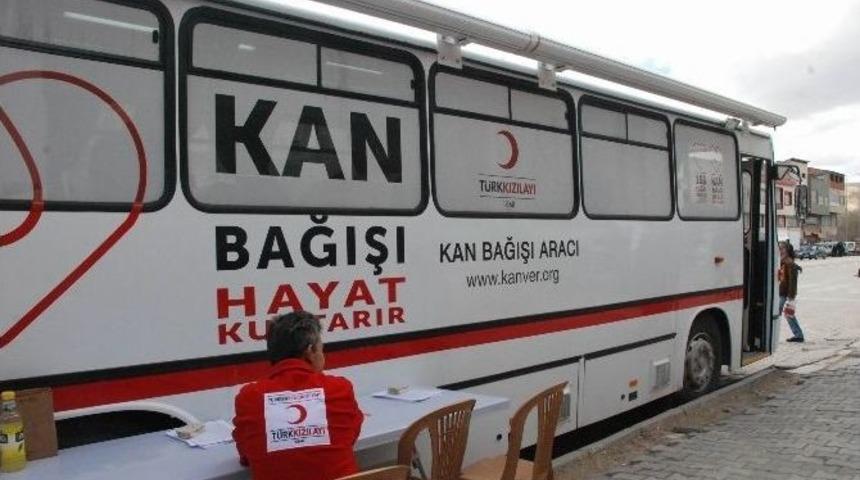 G&uuml;r&uuml;n&rsquo;de Kızılay Kan Topladı