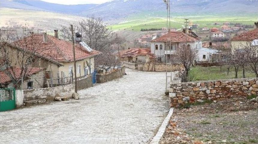 İl&ccedil;elerde Yol Ve Kilitli Parke Atağı