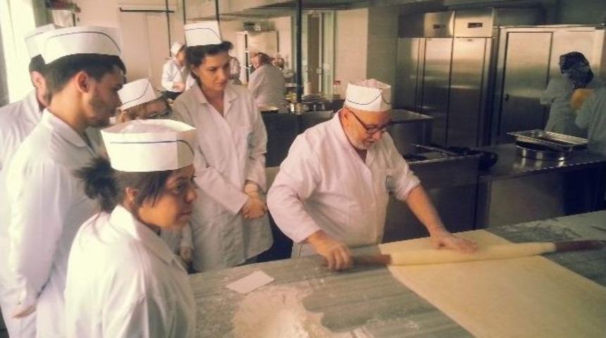 Gasmek Kursiyerleri Baklava Yapımını &Ouml;ğreniyor