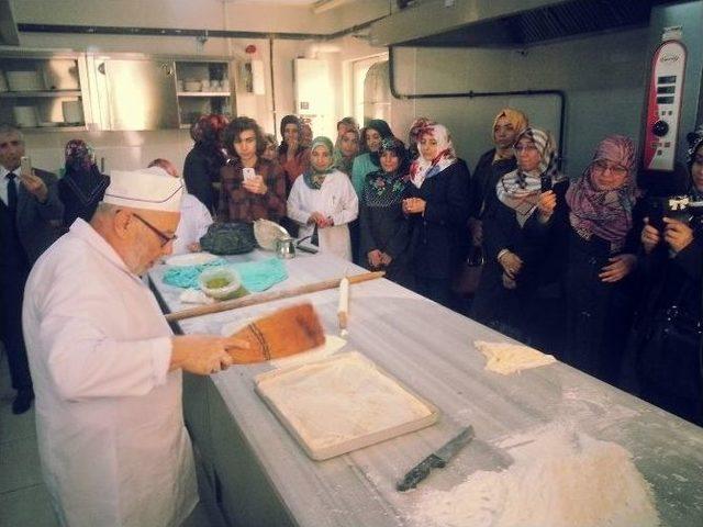 Gasmek Kursiyerleri Baklava Yapımını Öğreniyor