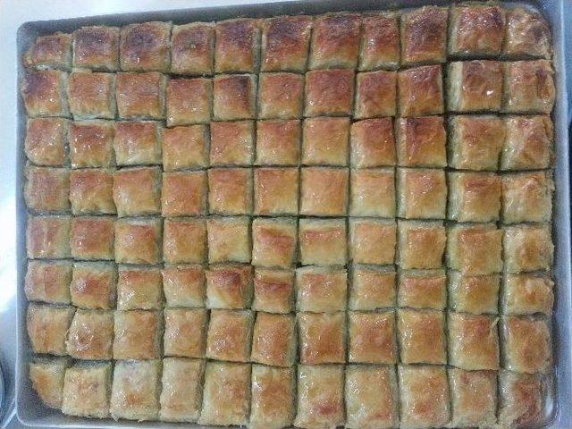 Gasmek Kursiyerleri Baklava Yapımını Öğreniyor