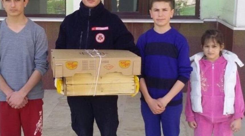 &Ccedil;ocuklar Yaralı Şahin&rsquo;e Yaşam Kaynağı Oldu