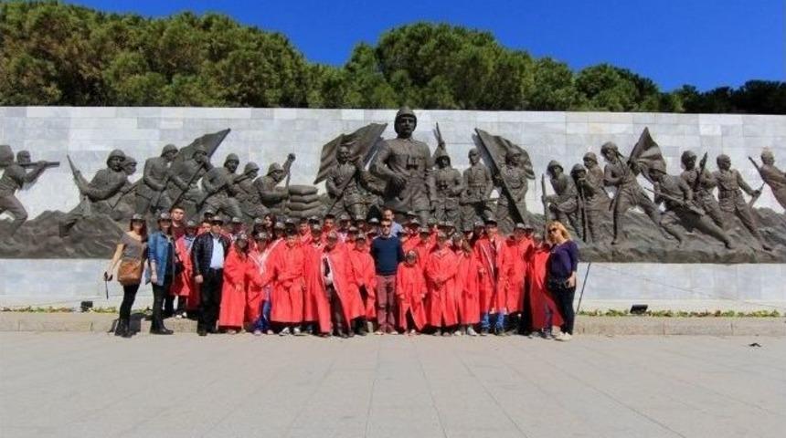 &Ouml;ğrenciler &Ccedil;anakkale&rsquo;de Duygu Dolu Anlar Yaşadı