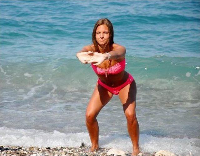 Turistler Sahilde Sabah Sporu Yaptı