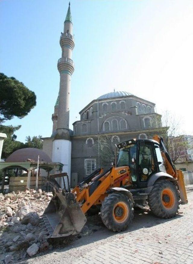 Saruhanlı Merkez Camii’nde Çevre Düzenlemesi