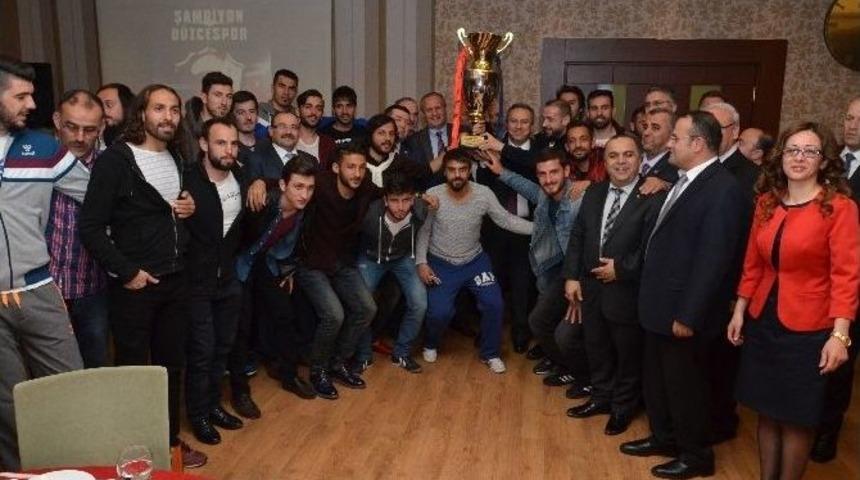 D&uuml;zcespor&rsquo;a Şampiyonluk Yemeği