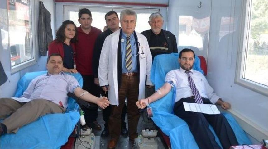 İmamlardan Kızılay&rsquo;a Kan Bağışı