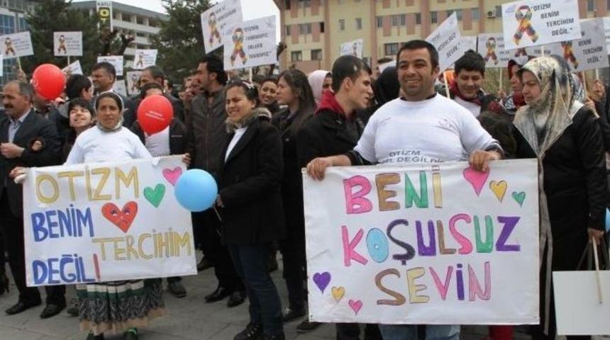 Van&rsquo;da &rsquo;otizme Farkındalık&rsquo; Y&uuml;r&uuml;y&uuml;ş&uuml;