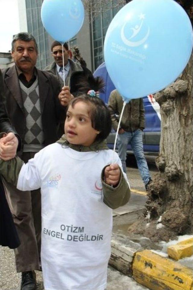 Van’da ’otizme Farkındalık’ Yürüyüşü