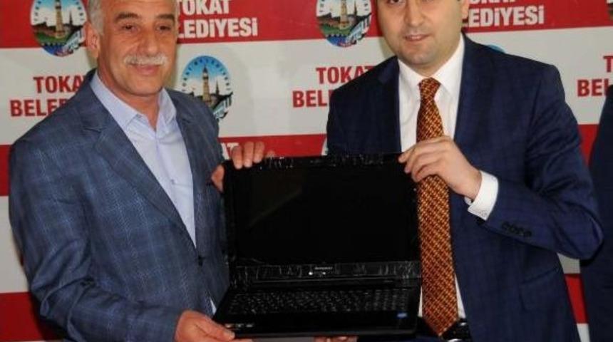 Tokat'ta Belediye Başkanından Muhtarlara Diz&uuml;st&uuml; Bilgisayar