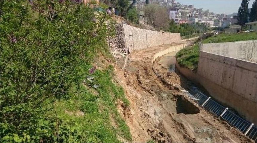 Dilovası&rsquo;nda İstinat Duvarı &Ccedil;alışmalar Devam Ediyor