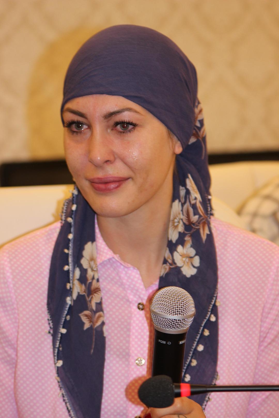 Dinini değiştirip M&uuml;sl&uuml;man olan Alman kadın g&ouml;zyaşlarına boğuldu