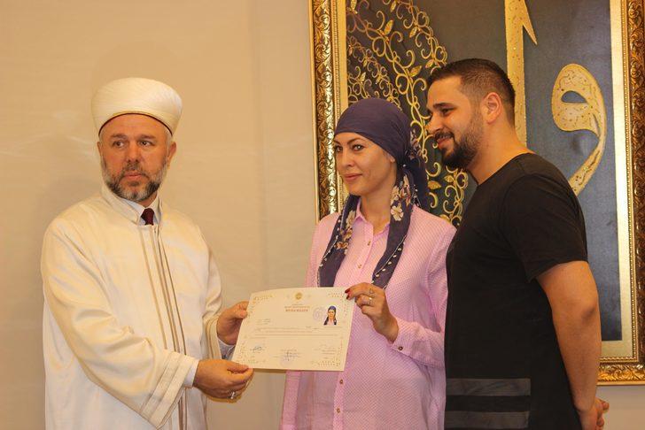 Dinini değiştirip Müslüman olan Alman kadın gözyaşlarına boğuldu G3