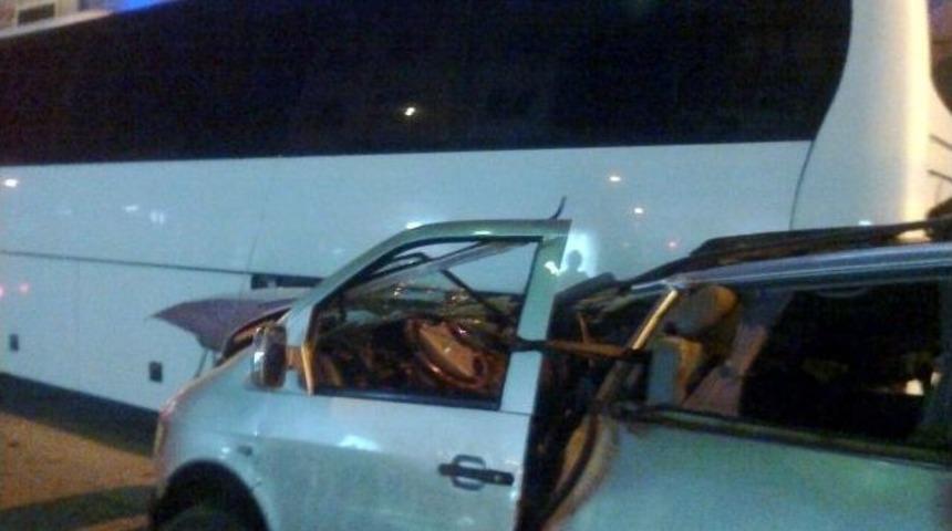 Minib&uuml;s Duran Otob&uuml;s&uuml;n Arkasından &Ccedil;arptı: 2 Yaralı