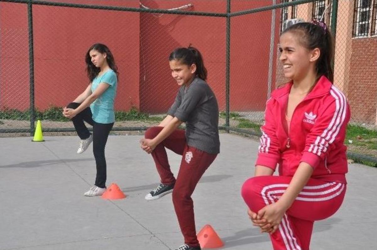 Yıldız Kızlar Futbol Takımı, Erkeklere Meydan Okudu