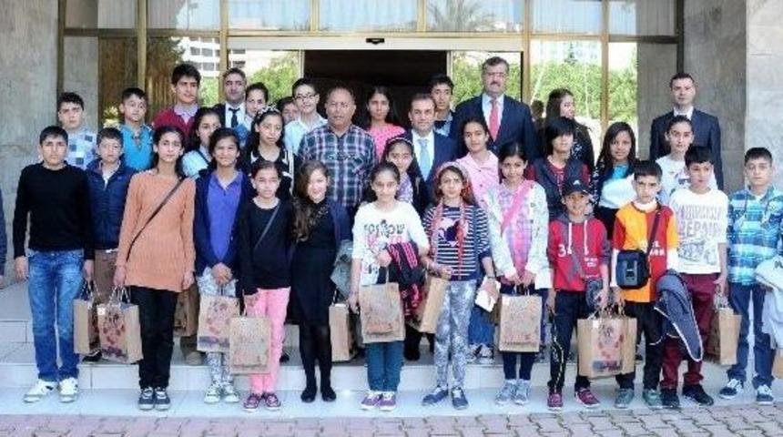 Vali T&uuml;rker Nusaybin&rsquo;den Gelen &Ouml;ğrencilerle Bir Araya Geldi