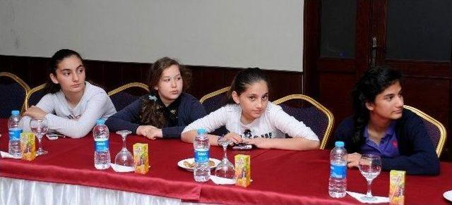 Vali T&uuml;rker Nusaybin&rsquo;den Gelen &Ouml;ğrencilerle Bir Araya Geldi 1