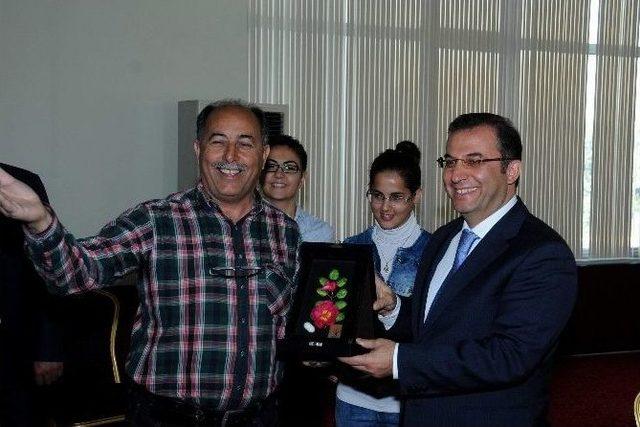 Vali T&uuml;rker Nusaybin&rsquo;den Gelen &Ouml;ğrencilerle Bir Araya Geldi 2