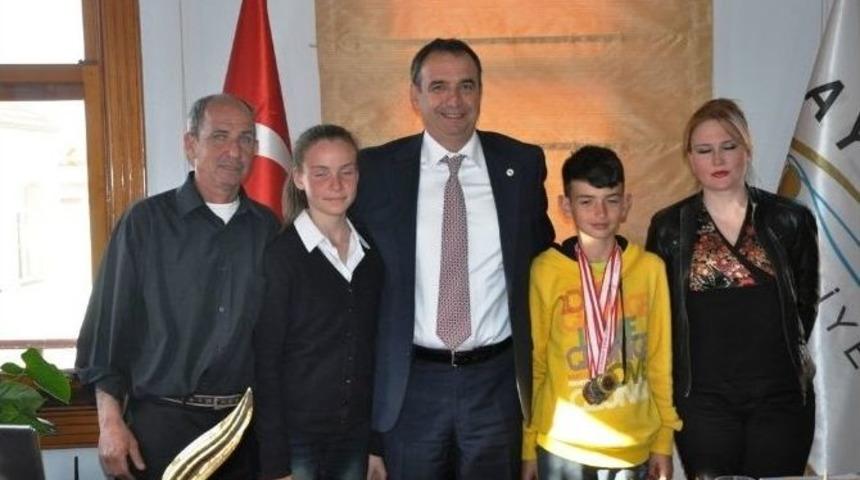 Ayvalık Belediye Başkanı Gen&ccedil;er&rsquo;e Yelken Kul&uuml;b&uuml;&rsquo;nden Ziyaret