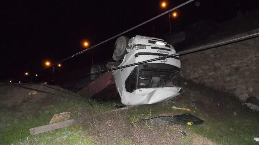 Adıyaman&rsquo;da Tır Şarampole U&ccedil;tu: 1 Yaralı