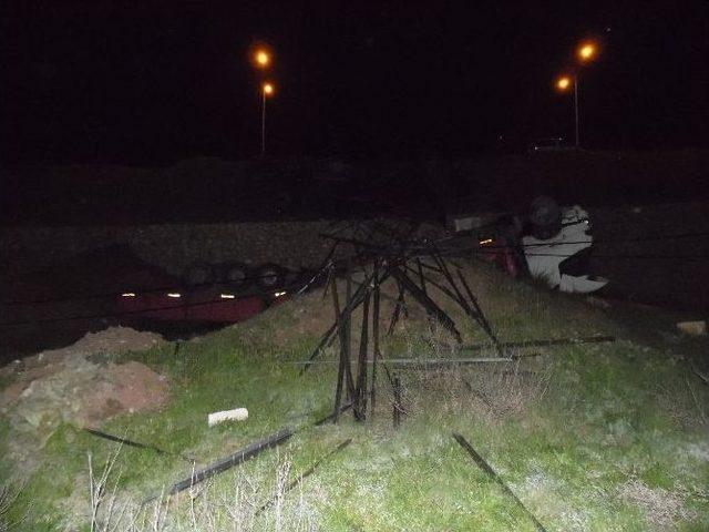 Adıyaman&rsquo;da Tır Şarampole U&ccedil;tu: 1 Yaralı 1