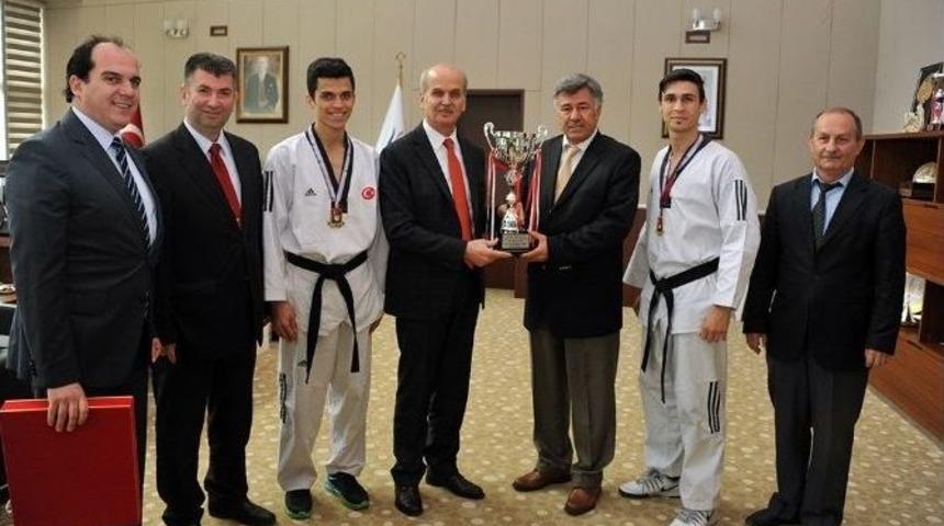 Şampiyon Taekwondoculardan Rekt&ouml;re Ziyaret