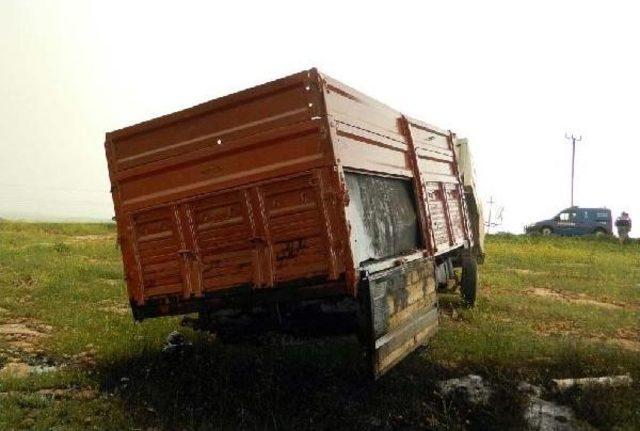 Terk Edilmiş Kamyonette 10 Bin Litre Kaçak Akaryakıt Ele Geçti