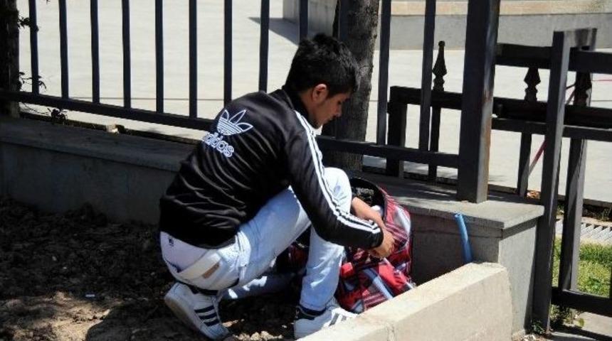 Adliyeye Girerken Dışarıda Bıraktığı &Ccedil;anta Polisi Alarma Ge&ccedil;irdi