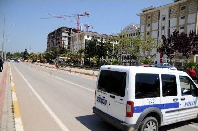 Adliyeye Girerken Dışarıda Bıraktığı &Ccedil;anta Polisi Alarma Ge&ccedil;irdi 1