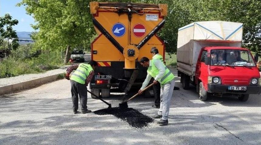 Erdemli&rsquo;de Yollar Yamayla Onarılıyor